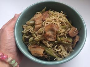 待到所有汤汁用完，锅里的汤汁也收干时关火，将锅底的菜肉翻起和面条一起混合均匀即可。