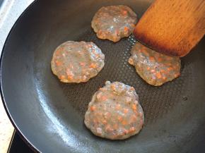 锅内刷油烧热，舀一勺面糊倒入锅内，用铲子摊薄。