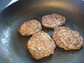 小火煎至两面焦黄即可出锅。