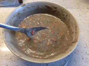 先在豆渣中加入鸡蛋打匀，然后加入胡萝卜香肠丁拌匀，加入适量面粉调成略稠的面糊，加入盐调味。