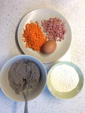 豆浆机打出的豆渣滤出晾凉（我的豆浆有加黑米黑芝麻所以是黑的），胡萝卜、香肠切小丁。