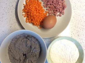 豆浆机打出的豆渣滤出晾凉（我的豆浆有加黑米黑芝麻所以是黑的），胡萝卜、香肠切小丁。