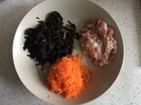 胡萝卜、木耳、猪肉切丝，葱姜蒜切好备用。