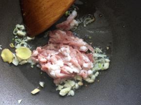 起锅爆香葱姜蒜，下肉丝炒散。