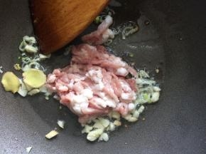 起锅爆香葱姜蒜，下肉丝炒散。