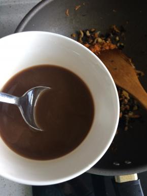 用一勺盐、两勺糖、四勺醋和少许酱油和淀粉调成调味汁，倒入锅中翻炒均匀，如喜欢咸一点的可在此时加入盐调味，然后收浓汤汁即可，用来拌面条或者米饭都是很香的。