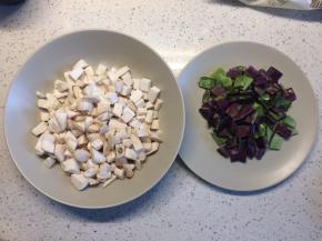 紫扁豆切小段，杏鲍菇切丁，炸一小碗花生米，葱姜蒜切好备用。