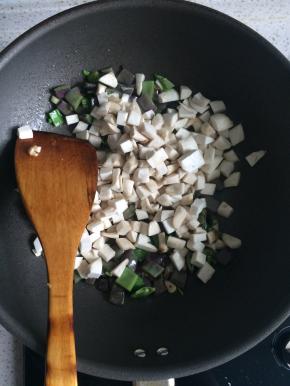 下入杏鲍菇，炒至出水后继续翻炒至水干。