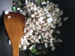 下入杏鲍菇，炒至出水后继续翻炒至水干。