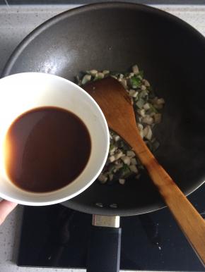 用一勺生抽、一勺老抽、一勺白糖、半勺醋、两勺料酒和水淀粉调成调味汁，待杏鲍菇水干边缘略发黄时倒入调味汁。