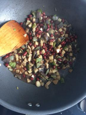 大火收浓汤汁，出锅前倒入花生米翻炒均匀即可。