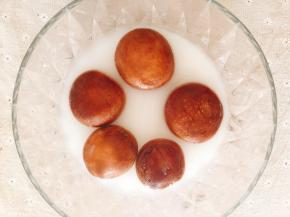 香菇盐水加淀粉浸泡洗净并切块。