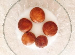 香菇盐水加淀粉浸泡洗净并切块。