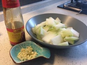 冬瓜切片，蒜切成蒜末备用。