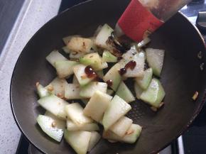 冬瓜略翻炒即可加入蚝油继续翻炒均匀