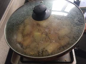 加入适量盐和水盖盖焖软。