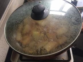 加入适量盐和水盖盖焖软。