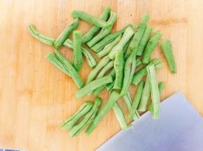 豆角切断下热水锅焯熟
