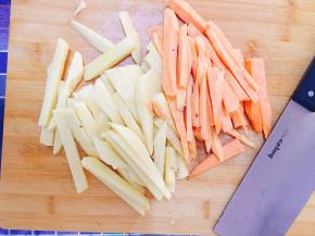 红薯、土豆切成条状