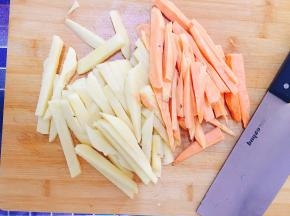 红薯、土豆切成条状