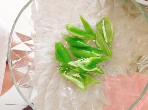 辣椒切块红薯、土豆切成条状