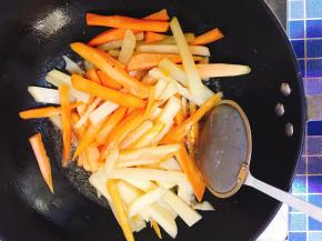 下油锅内炸至熟。