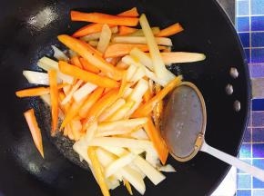 下油锅内炸至熟。