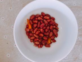 花生米下油锅炸熟。