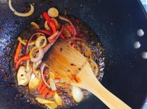 锅内放油，倒入洋葱、辣椒、葱白、花椒、麻椒翻炒出香后倒入火锅料炒匀。