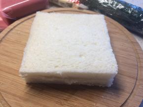 两片吐司叠在一起，用刀切去四个边。黄瓜切片备用。