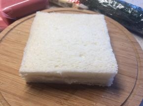 两片吐司叠在一起，用刀切去四个边。黄瓜切片备用。