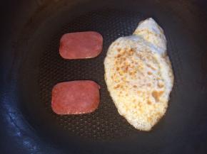 平底锅放油，煎一个荷包蛋，顺便把火腿也可以煎一下。