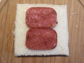 拿一片吐司，先放上火腿片