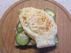 继续放上煎蛋，最后盖上另一片吐司