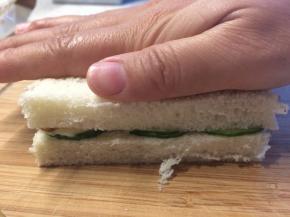 用手稍微压一下，使所有材料更紧密结合。