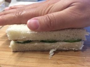 用手稍微压一下，使所有材料更紧密结合。