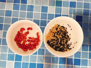 取糙米、紫米、黑米于一碗中洗净用清水浸泡2小时。