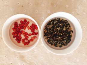 将泡好的米中除去水分并加入香米淘洗干净。