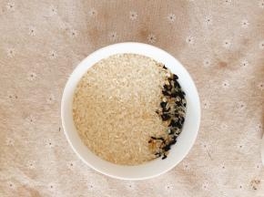 将淘洗干净的米、花生、倒入电饭