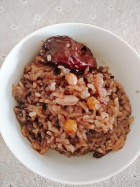 50分钟后一碗漂亮又养生的五彩饭就做好了。