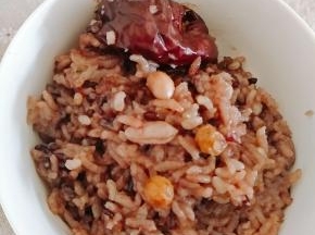 50分钟后一碗漂亮又养生的五彩饭就做好了。