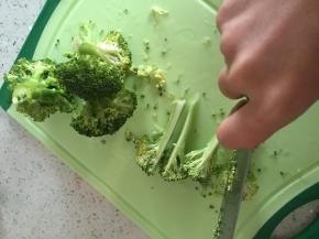 准备西兰花掰开，洗干净，切开