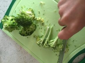 准备西兰花掰开，洗干净，切开