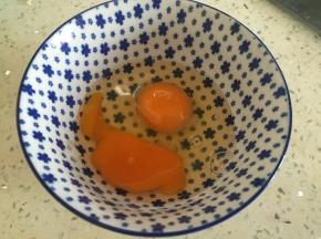 将鸡蛋打碎，在鸡蛋里加入料酒和盐搅匀