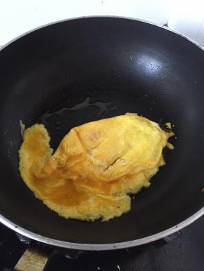 锅里倒入橄榄油，加热，放入鸡蛋液，变成固态捞出