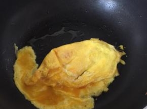 锅里倒入橄榄油，加热，放入鸡蛋液，变成固态捞出