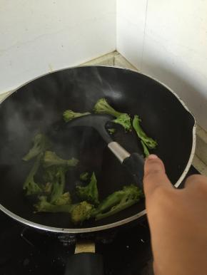 再加入少量橄榄油，倒入西兰花翻炒2-3分钟