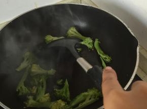 再加入少量橄榄油，倒入西兰花翻炒2-3分钟