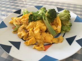 待变软后，加入炒好的鸡蛋，再加入少量盐，翻炒1-2分钟