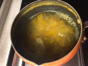 南瓜切薄片加足量清水大火煮开，转小火煮15分钟至南瓜软烂。